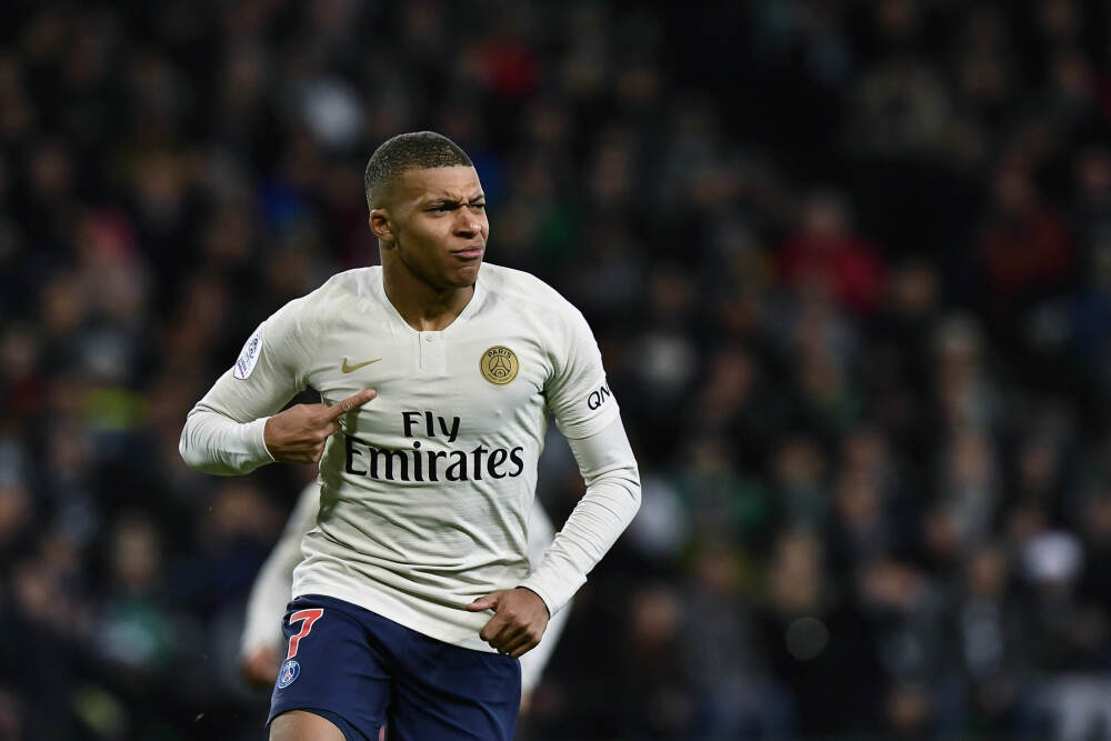   为什么说: 女人有白发, 比剪短更减龄的是“扎起”? 看完对比就懂